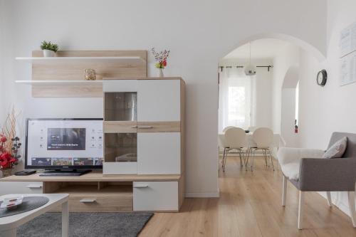 Lisinski apartment with private parking