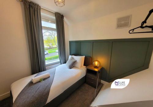une chambre d'hôtel avec un lit et une fenêtre dans l'établissement Luke Stays - Chilside Road, à Felling