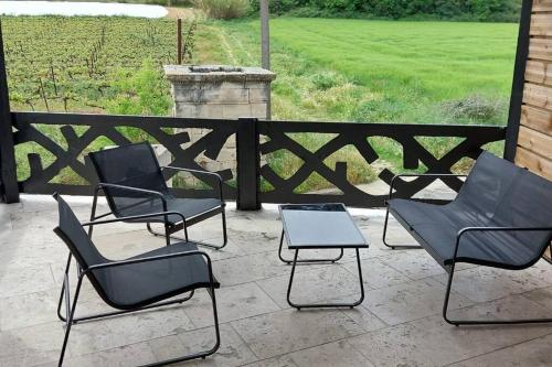 a group of chairs and a table on a patio at Le scandinave de Vendargues in Vendargues