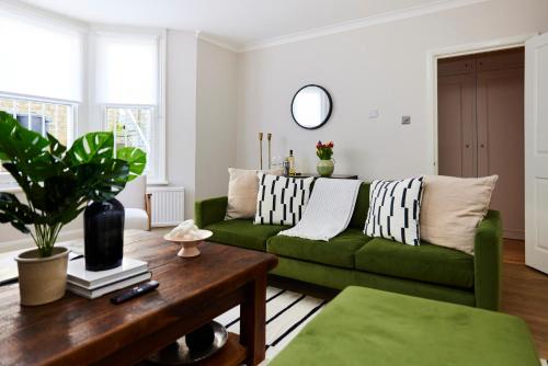 Uma área de estar em The London Classic - Captivating 2BDR Flat with Garden