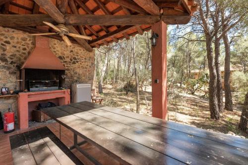 uma grande mesa de madeira num camarote com uma cozinha em AldeaMia, Forest, mountain view, beach at 8 min em Vilanova de Escornalbou