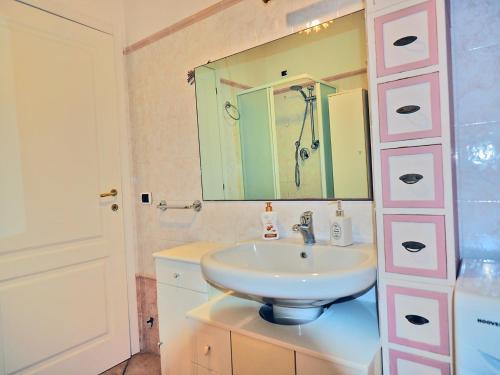 y baño con lavabo y espejo. en Belvedere Di Lerici, en Lerici