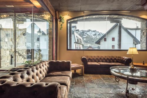 a living room with couches and a table at Snö Villa de Sallent 3 in Formigal