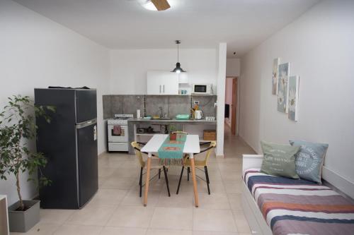 cocina y sala de estar con mesa y sofá en Los palos Ribera Norte 2 en Playa Unión