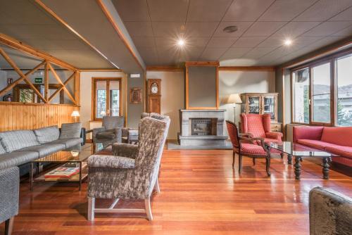 a living room with furniture and a fireplace at Snö Villa de Sallent 3 in Formigal