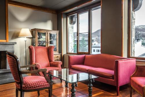 a living room with a couch and two chairs and a table at Snö Villa de Sallent 3 in Formigal