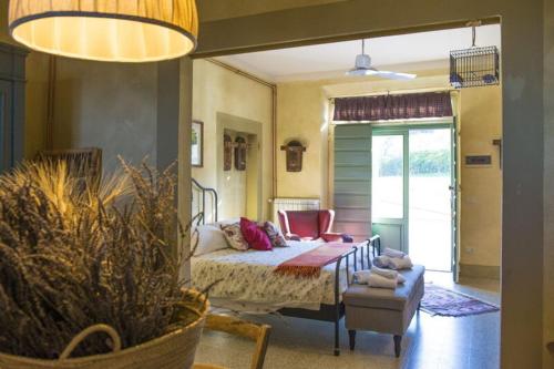 ein Schlafzimmer mit einem Bett und einem Stuhl in einem Zimmer in der Unterkunft Bello Stare by PosarelliVillas in Cantagrillo