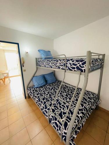 une chambre avec deux lits superposés dans une pièce dans l'établissement Appartement Sainte Marie la mer 66470, à Sainte-Marie-la-Mer