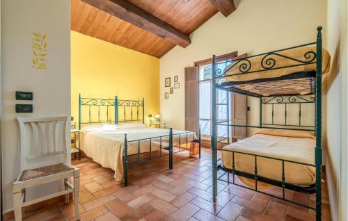 En eller flere senger på et rom på Cozy Home In Badia Tedalda Ar With Kitchen