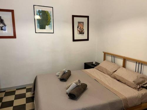 1 dormitorio con 1 cama con 2 toallas en Appartamento Domarì, en Turi