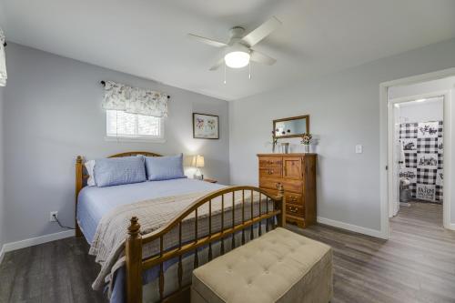 1 dormitorio con 1 cama y ventilador de techo en Cozy Kentucky Retreat - Deck, Near Ark Encounter! en Dry Ridge