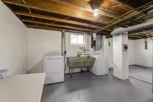 a laundry room with a sink and a washing machine at Cozy Kentucky Retreat - Deck, Near Ark Encounter! in Dry Ridge