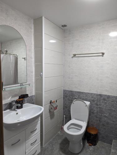 Ένα μπάνιο στο Gari's apartment next to Borjomi Central Park
