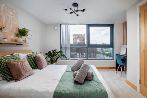 um quarto com uma cama grande e um tapete verde em Leeds Most Stunning Penthouse! - Sleeps 8 em Leeds