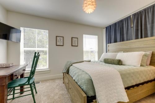 Voodi või voodid majutusasutuse 1 Mi to Downtown Modern Ocean Springs Cottage toas