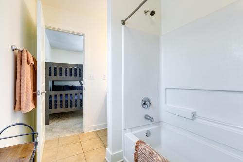 Vannituba majutusasutuses 1 Mi to Downtown Modern Ocean Springs Cottage