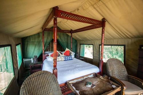 1 dormitorio en una tienda de campaña con 1 cama en Inyala Game Lodge, en Ventersdorp