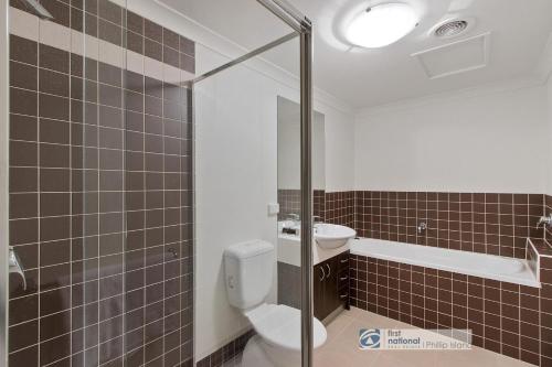 ein Bad mit einem WC, einem Waschbecken und einer Dusche in der Unterkunft 2-146 Thompson Ave Cowes in Cowes