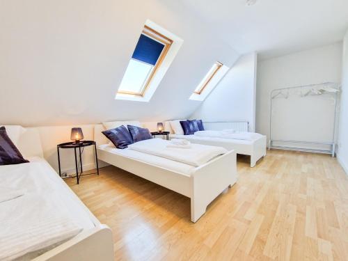 uma sala de estar com duas camas e um sofá em Apartment Dingworthstraße em Hildesheim