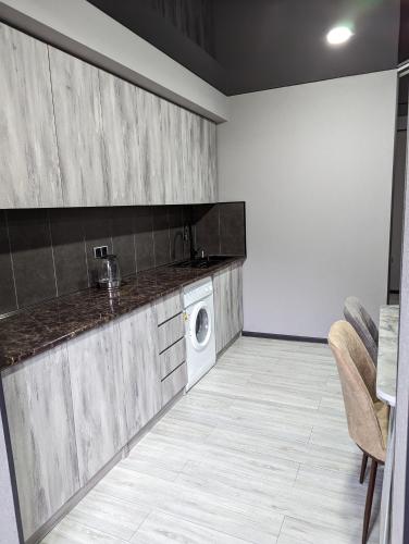 Η κουζίνα ή μικρή κουζίνα στο Gari's apartment next to Borjomi Central Park