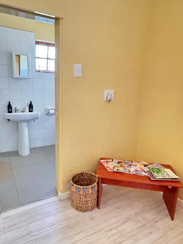 een badkamer met een tafel en een wastafel bij 90@Berry in Queenstown
