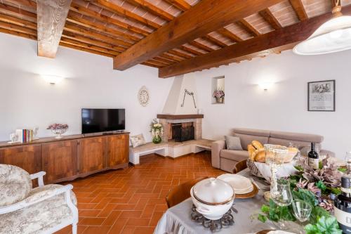 a living room with a table and a couch at Lajatico Rentals - Casa di Alice nel Borgo in Laiatico