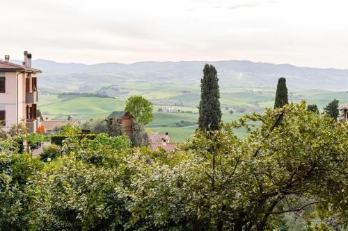 vistas a las colinas y los árboles en Casa di Alice nel Borgo, en Lajatico