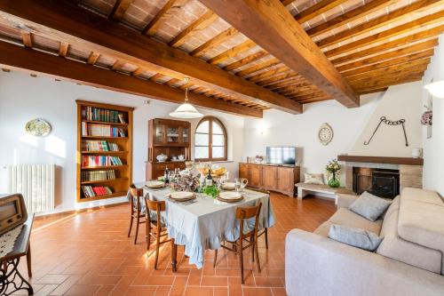 a kitchen and living room with a table and chairs at Casa di Alice nel Borgo in Laiatico