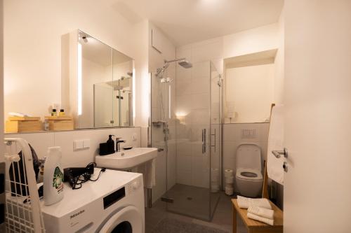 La salle de bains est pourvue d'une douche, d'un lavabo et de toilettes. dans l'établissement Welcome to Paradies - Ferienwohnung von Privat, à Constance