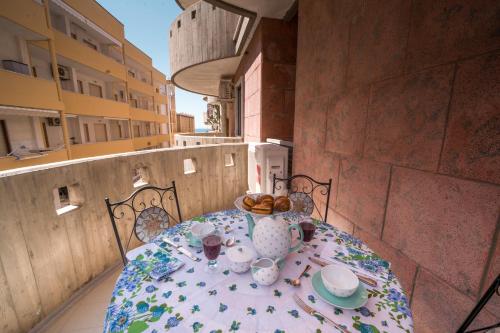 una mesa con un plato de comida en el balcón en Sunset home Baia Blu en Gallipoli