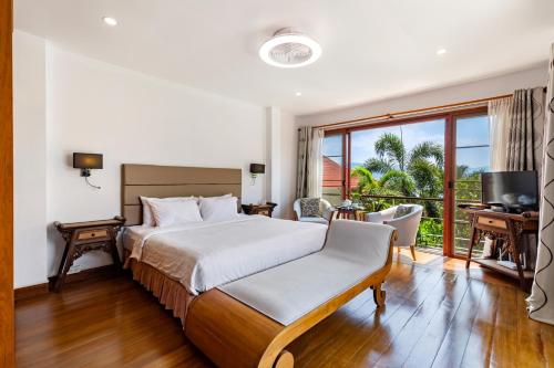 - une chambre avec un lit et une grande fenêtre dans l'établissement Villa Wassana - Sunset View 5Bed, à Koh Samui 
