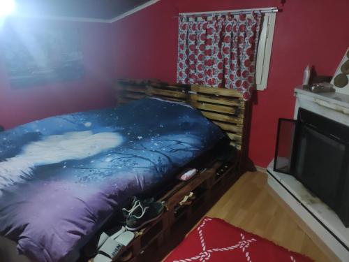 sypialnia z łóżkiem i telewizorem w obiekcie Golden Paws Guesthouse w mieście Çatalca