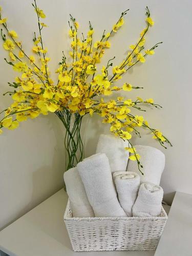 a basket of towels and a bouquet of yellow flowers at B&B A Casa di Vittoria - Guest House in Castellabate