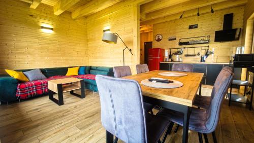 a living room with a table and a couch at Ostoja Leśniewo in Srokowo