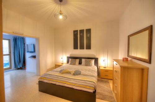 1 dormitorio con cama, tocador y espejo en Enormous 3bedrooms seafront with balcony PDEH1-1 en Sliema
