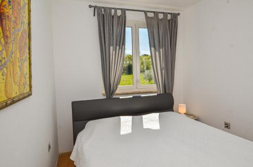 um quarto com uma cama e uma janela em Apartments Palma em Rovinj