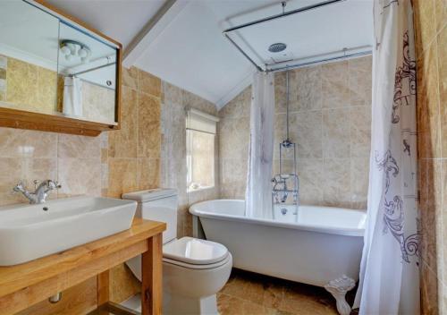 La salle de bains est pourvue d'une baignoire, de toilettes et d'un lavabo. dans l'établissement Cockleshells, à Castle Acre
