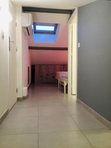 a hallway with a ceiling with a skylight at Villa Carletti à 3min des plages (7pers. - 3ch.) in Oletta