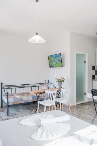 Μια τηλεόραση ή/και κέντρο ψυχαγωγίας στο Miramare Apartments 