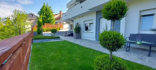 Κήπος έξω από το Apartmani Remete