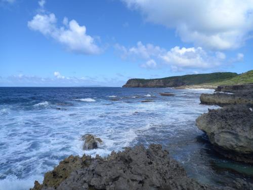 - une vue sur l'océan avec des rochers dans l'eau dans l'établissement CABANE au Soleil by, à Saint-François