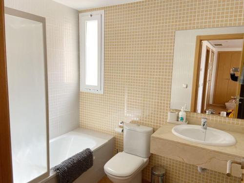 een badkamer met een bad, een toilet en een wastafel bij Casa de Canna- Near the beach in Vera
