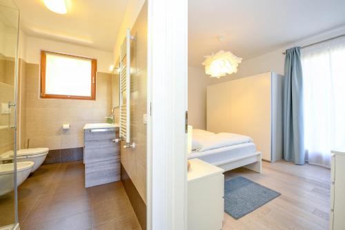 La salle de bains est pourvue de toilettes, d'un lavabo et d'une baignoire. dans l'établissement Casa Dolce Vita, à Toscolano Maderno