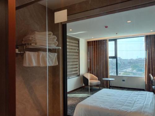 Postel nebo postele na pokoji v ubytování Quynh Trang Hung Yen Hotel