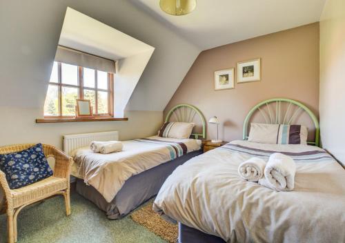 una camera con due letti e asciugamani di Ebenezer Cottage a Burnham Market