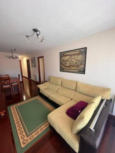 uma sala de estar com um sofá e uma mesa em Estupendo piso en el centro em Cabezón de la Sal