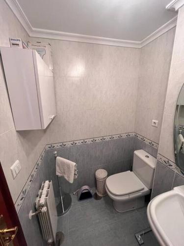 uma pequena casa de banho com WC e lavatório em Estupendo piso en el centro em Cabezón de la Sal