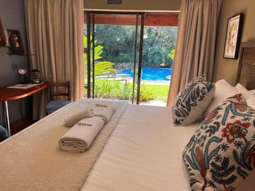 een slaapkamer met een bed met handdoeken erop bij Green Pascua Bed and Breakfast in Roodepoort