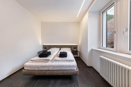 Un dormitorio con una cama con dos bolsas. en App 205 Palazzo Cavour, en Bolzano