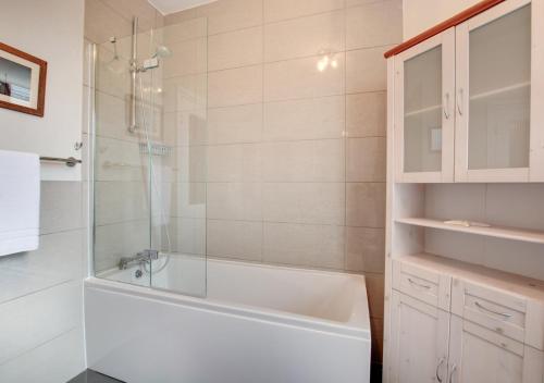 克羅默的住宿－Flat 1 Trent House，带浴缸和玻璃淋浴间的浴室。